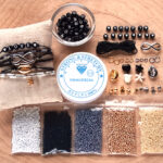 DIY startpakket armbandjes – 2mm kraal met letterkralen, connector en gekleurd elastiek – Zwart, goud, zilver, wit