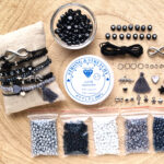 DIY startpakket armbandjes – 4mm kraal met letterkralen, connector en gekleurd elastiek – Zwart, grijs, matzilver