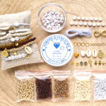 DIY startpakket armbandjes – 4mm kraal met letterkralen, connector en gekleurd elastiek – Goud, oker, bruin, ivoor