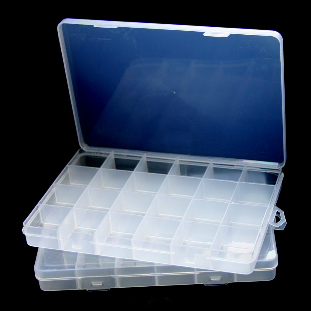 QWORK® Set van 12 kleine vierkante opbergdozen met scharnierende deksels, plastic opbergdozen voor kralen, sieraden en knutselartikelen - 95 x 65 x 35 mm