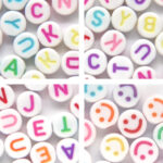 Letterkralen set – Alfabetkralen en Smileykralen :-) – Unieke mix 420 stuks – Regenboogkleuren – 7mm en 10mm kraal